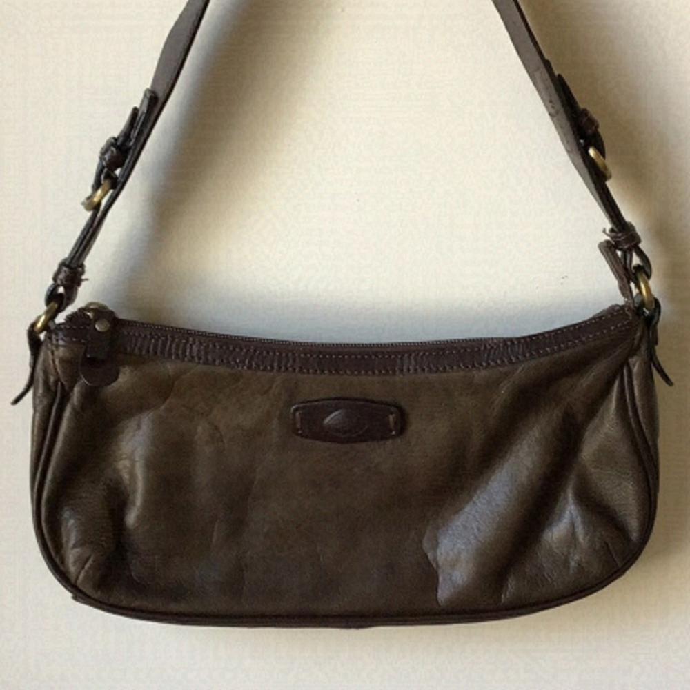 The Trend Y2K leather shoulder bag.  Brass hardware. Zip closure Trending style